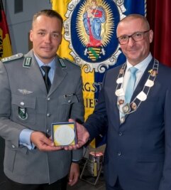 Wie die Marienberger Jäger zu ihrem Namen kamen - Oberbürgermeister André Heinrich überreicht Oberstleutnant Thomas Spranger die Auszeichnung. 