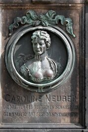 Wie die Neuberin einst Harlekin verjagte - Blick auf das Denkmal für Friederike Caroline Neuber in Dresden-Laubegast.