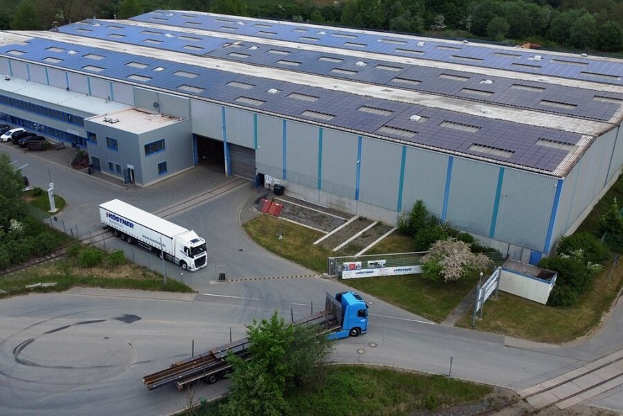 Wie die Plauener Firma Köstner in Nachhaltigkeit investiert - Luftbild vom Plauener Standort des Köstner-Stahlzentrums. Auf rund 30.000 Quadratmetern wird dort mit Stahl gehandelt, Rohware angeliefert und Fertigteile abtransportiert. 