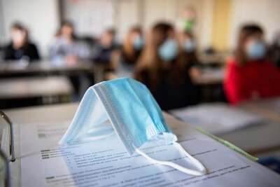 Wie die Schulen im Landkreis Zwickau durch die Omikronwelle kommen - Ab der 5. Klasse muss in sächsischen Schulen auch im Unterricht Maske getragen werden. Es ist neben drei Tests pro Woche ein wichtiger Baustein, um die Ausbreitung des Coronavirus in den Schulen einzudämmen. 