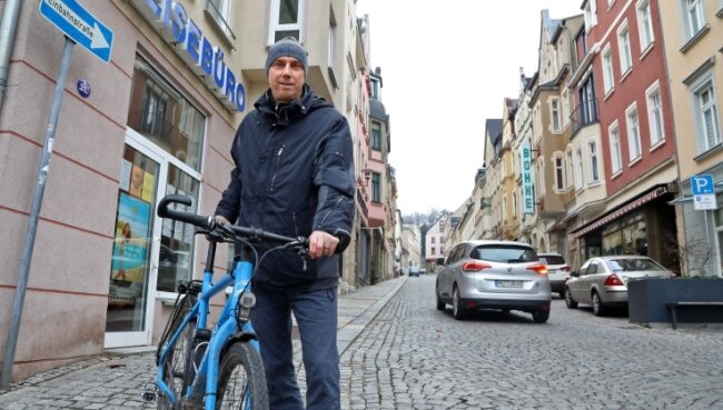 Die Einbahnstraßenregelung in der Weinkellerstraße gilt auch für Radfahrer Lars Wendrock würde das gern ändern.