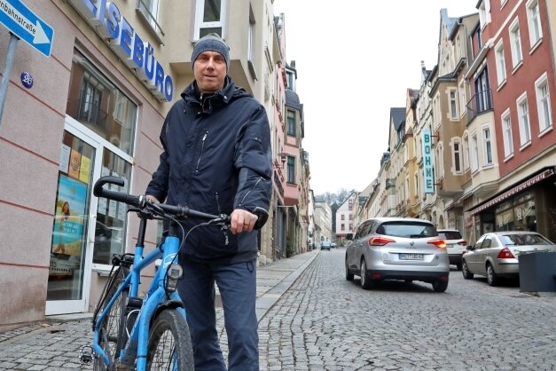Wie die Stadt fahrradfreundlicher werden könnte - Die Einbahnstraßenregelung in der Weinkellerstraße gilt auch für Radfahrer Lars Wendrock würde das gern ändern.