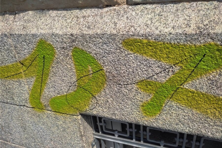 Wie die Stadt Plauen jetzt gegen illegale Graffiti vorgehen will - Die Ziffernfolge 187 steht wohl meist für die Fans der Rapband 187 Straßenbande. Diese hat sich allerdings nach dem Mordparagrafen in den USA benannt. Die Zahlen fassen manche als massive Drohung auf. Derzeit sind sie in grellem Grün im Gebiet am Hradschin überall zu sehen.