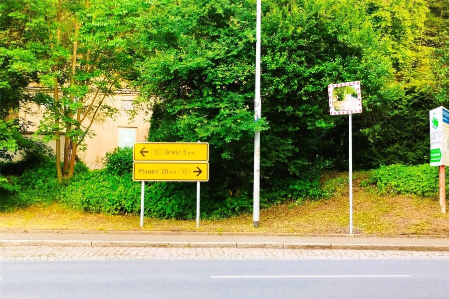 Wie die tückische Ausfahrt an der B 92 in Elsterberg entschärft werden soll - Die Ausfahrt aus Richtung Noßwitz auf die B 92: Der Spiegel ermöglicht eine weiträumige Sicht in Richtung Greiz.