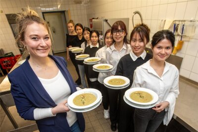 Wie die vogtländische Gastronomie ihren Personalnotstand beheben könnte - Claudia Pflug (links) bildet die künftigen Restaurant- und Hotelfachleute an der Kolpingschule aus. Viele von ihnen kommen aus Vietnam.