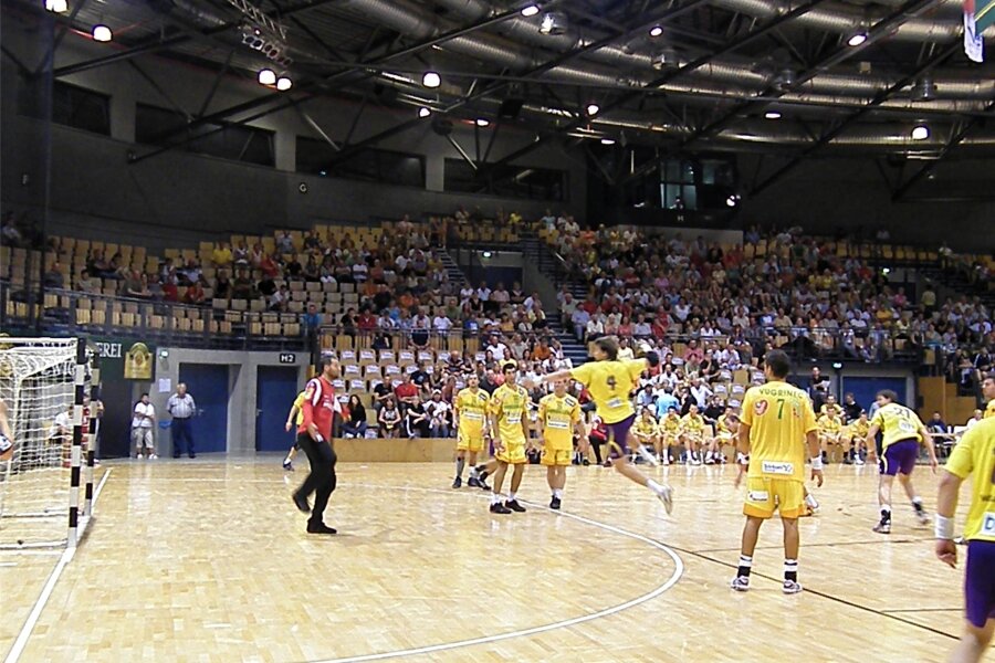 Wie die Zwickauer Stadthalle auf Handballspiele vorbereitet wird - Bereits beim Champions-Cups 2009 bot die Stadthalle für das Acht-Mannschaften-Turnier eine beeindruckende Kulisse, bewies die Handballbegeisterung der Region.