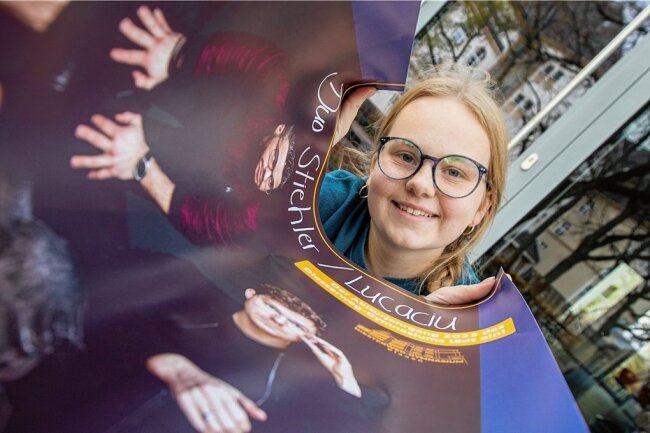 Wie diese Gymnasiastin zwei Top-Musiker zum Konzert nach Plauen lockte - Die Gymnasiastin Antonia Lotze hat für das Konzert am Freitag Plakate und Eintrittskarten gestaltet. 