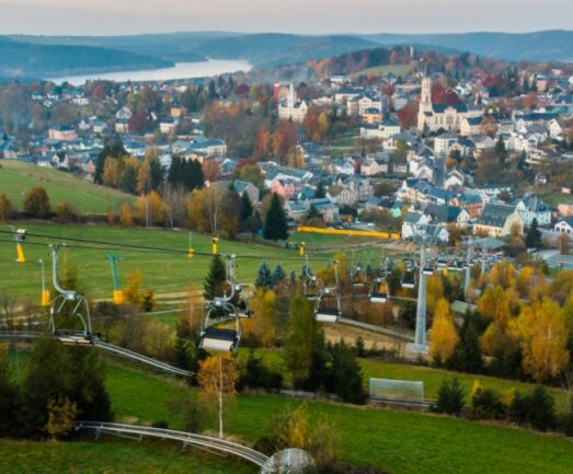 Vom Adlerfelsen bietet sich ein weiter Blick über die Stadt Eibenstock. Dort wollen sich Vertreter der Tourismusbranche zusammentun, um trotz Corona mehr Besucher in die Einrichtungen zu locken. 