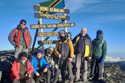 Wie ein 67-jähriger Vogtländer auf den Kilimandscharo gelangte - Rudolf Weck (unten 2. von links/blaue Jacke) mit seiner Gruppe am 16. Februar auf dem Uhuru Peak, dem Gipfel des Kilimandscharo.