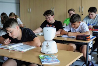 Wie ein Avatar einem krebskranken Jungen aus dem Erzgebirge die Teilnahme am Unterricht ermöglicht - Der Avatar von Nils Fallenstein hat im Klassenzimmer seinen festen Platz.