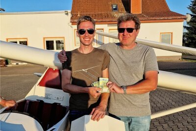 Wie ein "Baby" von Auerbach bis Weiden flog und der Chef eine Wette verlor - Frank Hackl (rechts) löst sein Versprechen ein: 500 Euro gibt es für den Piloten Jens Döring. Beruflich repariert er große Frachtflugzeuge in Dresden.