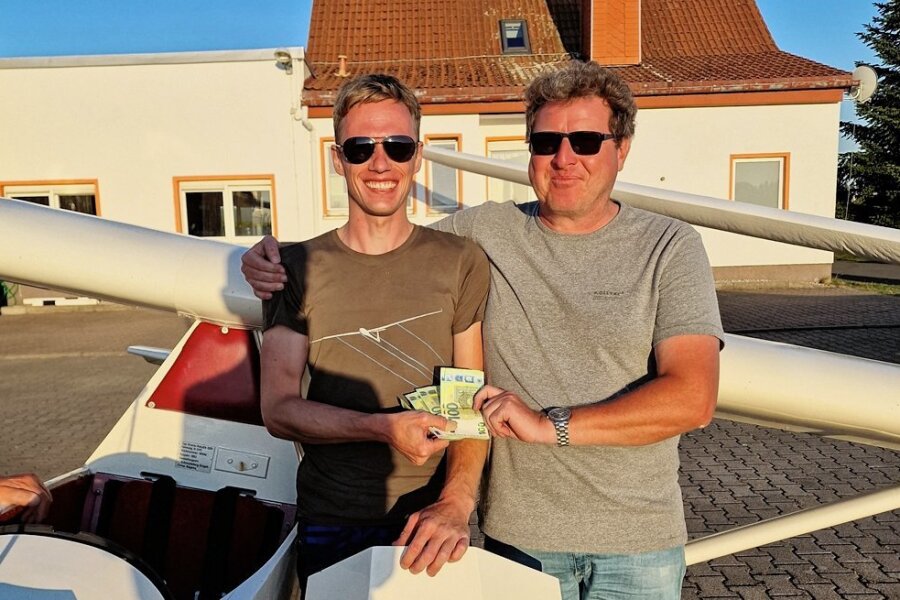 Frank Hackl (rechts) löst sein Versprechen ein: 500 Euro gibt es für den Piloten Jens Döring. Beruflich repariert er große Frachtflugzeuge in Dresden.