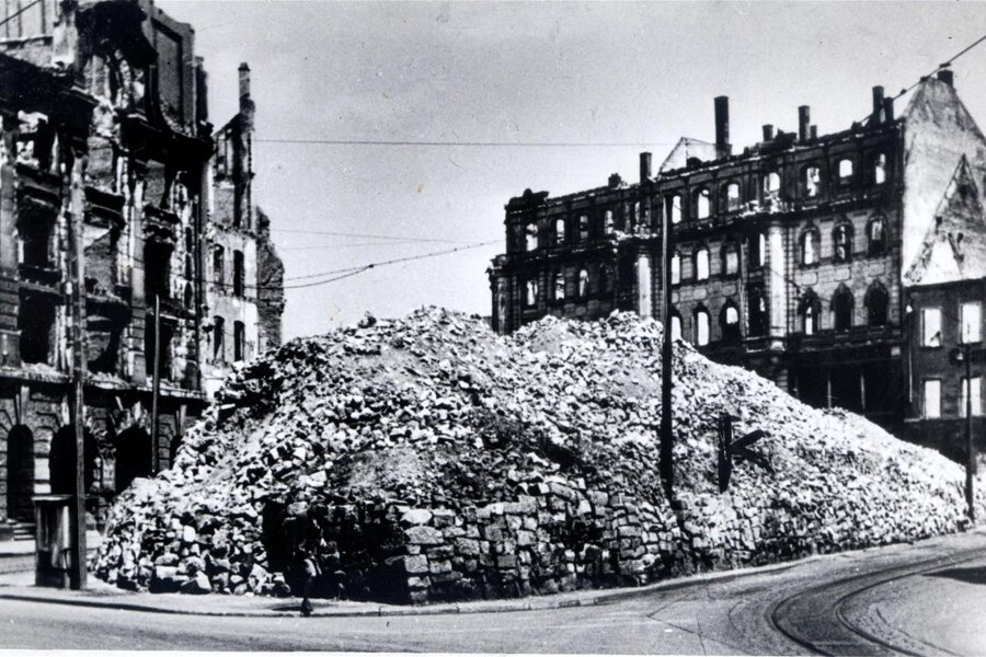 Wie ein Brief den 5. März 1945 in Chemnitz wieder lebendig werden ließ - Zerstörtes Chemnitz: Das Foto entstand 1945 und zeigt den ehemaligen Rossmarkt nach der Bombardierung.