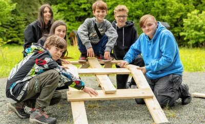 Wie ein Brückenbau bei der Berufsorientierung hilft - Schüler von der DPFA-Regenbogen-Schulen in Zwickau haben in Eich aus Holzbrettern eine Leonardo-Brücke gebaut. 