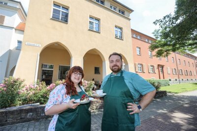 Wie ein Café eine Siedlung in Chemnitz aus dem Dornröschenschlaf holt - Die Gastronomen Franziska (33) und Alexander Schaub (35) versorgen die Siedlung als talentierte Hobbybäckerin und passionierter Kaffeetrinker mit einem Ort für die Gemeinschaft.