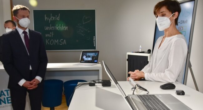 Sachsens Ministerpräsident Michael Kretschmer zu Besuch bei der Komsa in Hartmannsdorf, wo Projektmanagerin Antje Reuchsel das vom Unternehmen entwickelte digitale Klassenzimmer vorstellt. 