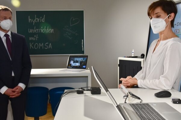 Wie ein digitales Klassenzimmer den Schulen künftig helfen soll - Sachsens Ministerpräsident Michael Kretschmer zu Besuch bei der Komsa in Hartmannsdorf, wo Projektmanagerin Antje Reuchsel das vom Unternehmen entwickelte digitale Klassenzimmer vorstellt. 