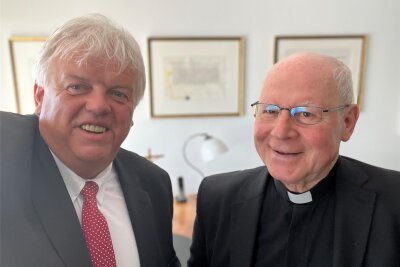Wie ein Dreher aus Hainichen zum Bischof wurde - Der gebürtige Hainichener Konrad Zdarsa feierte 80. Geburtstag - OB Dieter Greysinger gratulierte persönlich.
