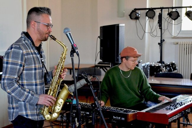 Saxofonist Antonio Lucaciu und Sascha Stiehler (Klavier, Samples, Drums) spielten im Rahmen der Projektwoche an der Kemmler-Oberschule in Plauen groß auf. 