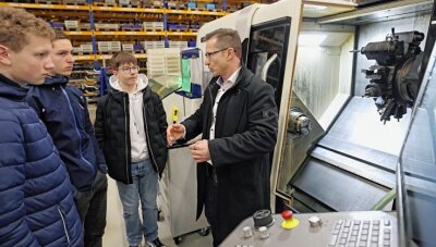 Wie ein Firmenchef Defizite in der Bildung behebt - Hydrauflex-Geschäftsführer Jan Gerber (rechts) zeigte Schülern aus der Oberschule Netzschkau die modernen Maschinen. 