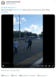 Szene aus dem Handyvideo, das am 26. August 2018 auf der Chemnitzer Bahnhofstraße entstand. Man hört eine Frauenstimme, die zu einem Unbekannten sagt: "Hase, du bleibst hier!" Über den Twitter-Account (heute x.com) "Antifa Zeckenbiss" verbreitete sich das Video schnell im Internet.