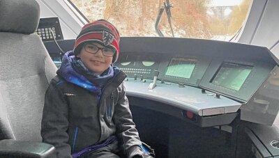 Wie ein ICE im Vogtland einen Achtjährigen glücklich machte - Der achtjährige Bilal durfte im Führerstand Platz nehmen - und war über- glücklich.