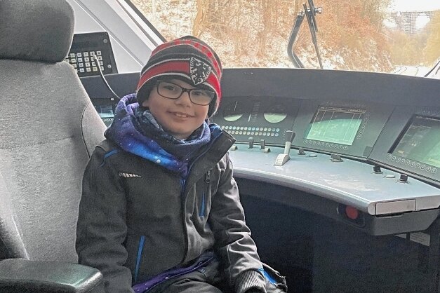 Wie ein ICE im Vogtland einen Achtjährigen glücklich machte - Der achtjährige Bilal durfte im Führerstand Platz nehmen - und war überglücklich. 
