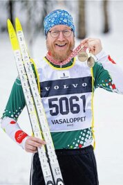 Wie ein Ingenieur aus dem Erzgebirge am weltweit größten nordischen Ski-Event in Schweden teilnahm - Mit den Finisher-Medaillen um den Hals: Sven Kaltofen war am vergangenen Sonntag zum 24. Mal beim Wasalauf in Schweden dabei. 