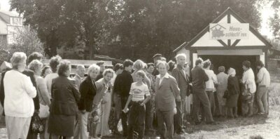 Wie ein Jahrmarkt zum Bergfest wurde - Das historische Foto stammt vom Bergfest aus den 70er-Jahren. Am Kiosk für Hausschlachtenes standen die Leute damals Schlange. 