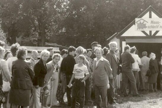 Das historische Foto stammt vom Bergfest aus den 70er-Jahren. Am Kiosk für Hausschlachtenes standen die Leute damals Schlange. 