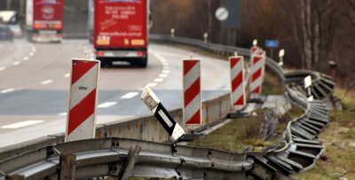 Wie ein kaputtes Geländer an der A 4 zur Blitzerfalle wird - Seit November sind diese Leitplanke und ein Brückengeländer an der A 4-Auffahrt bei Mittweida Richtung Chemnitz defekt. 