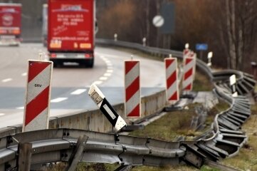 Wie ein kaputtes Geländer an der A 4 zur Blitzerfalle wird - Seit November sind diese Leitplanke und ein Brückengeländer an der A 4-Auffahrt bei Mittweida Richtung Chemnitz defekt. 