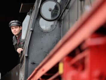 Wie ein Kindheitstraum auf der Dampflok in Erfüllung geht - Lukas Grille trägt nach der bestandenen Prüfung die Verantwortung auf dem Führerstand von Dampflokomotiven. 