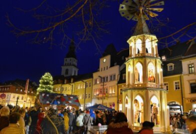 Wie ein kleiner Weihnachtsmarkt: Frankenberger schieben ihre Pyramide an - 