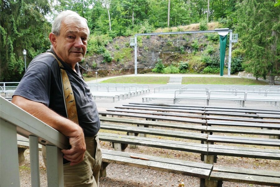 Wie ein Kultkommissar auf der Waldbühne Neuwürschnitz in die Fußstapfen großer Westernhelden tritt - Im Sommer verbringt Dietmar Kinder viele Freitag- und Samstagabende an der Neuwürschnitzer Waldbühne, um die Leinwand herunterzulassen und Filme einzulegen.