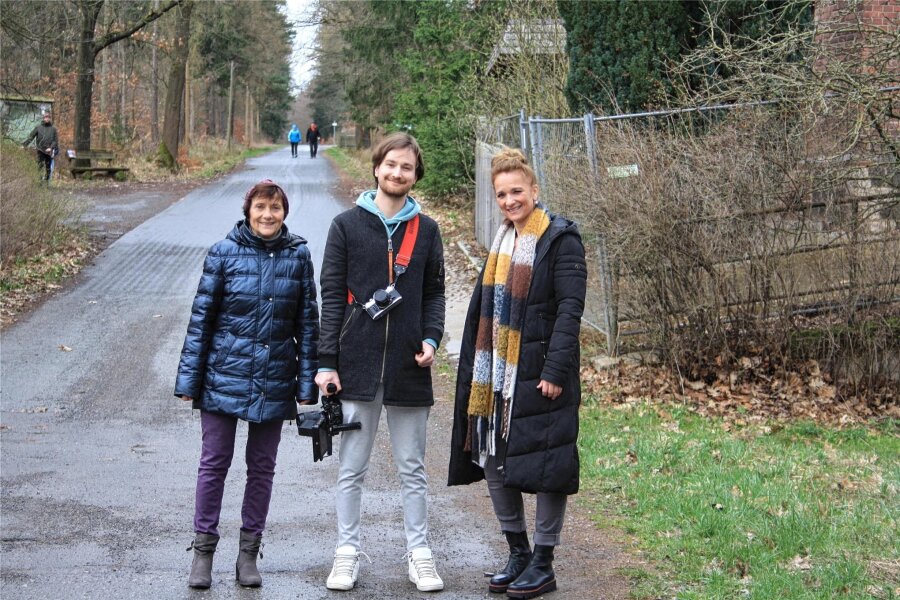 Wie ein Langenbernsdorfer zum Kameramann wurde - Joshua Götz auf Heimatbesuch: Hier bei einem Spaziergang durchs Dorf mit seiner Mutter Anke Götz und seiner Oma Ingrid (links).