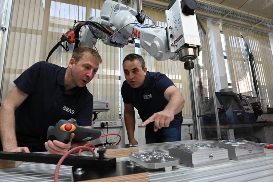 Rene Schubert (links), Mitarbeiter der Firma Beas Technology, und Geschäftsführer Carsten Fuchs arbeiten an einem der Roboter. 