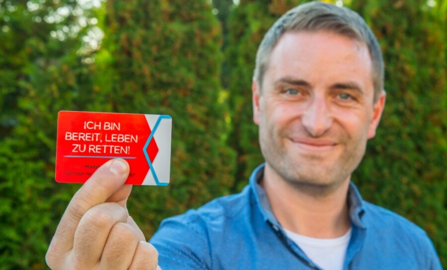 Wie ein Neukirchener zum Lebensretter wurde - Martin aus Neukirchen hat mit seiner Stammzellspende Günter aus der Oberpfalz das Leben gerettet. Hier zeigt er seinen Ausweis der Deutschen Knochenmarkspenderdatei, bei der er als Spender registriert ist. 