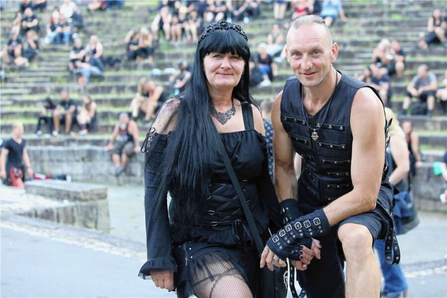 Wie ein Paar aus dem Erzgebirge zurück in die Gothic-Szene fand - Manuela und Enrico Kammerl aus Burkhardtsdorf feierten in Schwarzenberg und sind seit 1993 ein Paar.