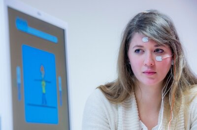 Wie ein PC-Spiel Hippelkinder zähmt -  Für den Test des PC-Spieles lässt sich Praktikantin Sophie Schwab mit Sensoren verkabeln, die ihre Hirnströme messen. Gleichzeitig kann sie damit den Computer steuern - mit der Kraft ihrer Gedanken. 