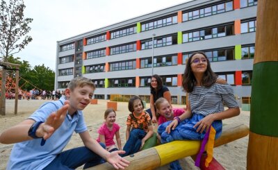 Wie ein Plattenbau zur modernsten Grundschule in Chemnitz wurde - Auch das Außengelände der Heinrich-Heine-Grundschule wurde im Zuge der Sanierung komplett neu gestaltet. Hier die stellvertretende Schulleiterin Ann Jentsch mit Schülern der Klassen 2 und 4. 