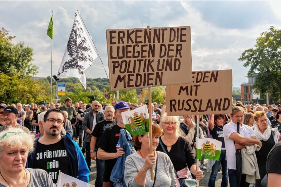 Fahnen der vom Verfassungsschutz als rechtsextrem eingestuften Freien Sachsen waren zur Demo am Sonntag in Plauen sichtbar. Die Demonstranten benutzten die Strecke der Protestierenden von 1989. 