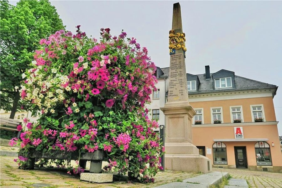 Wie ein Preisgeld Auerbach verschönert - Der neue Blumenturm auf dem Auerbacher Altmarkt.