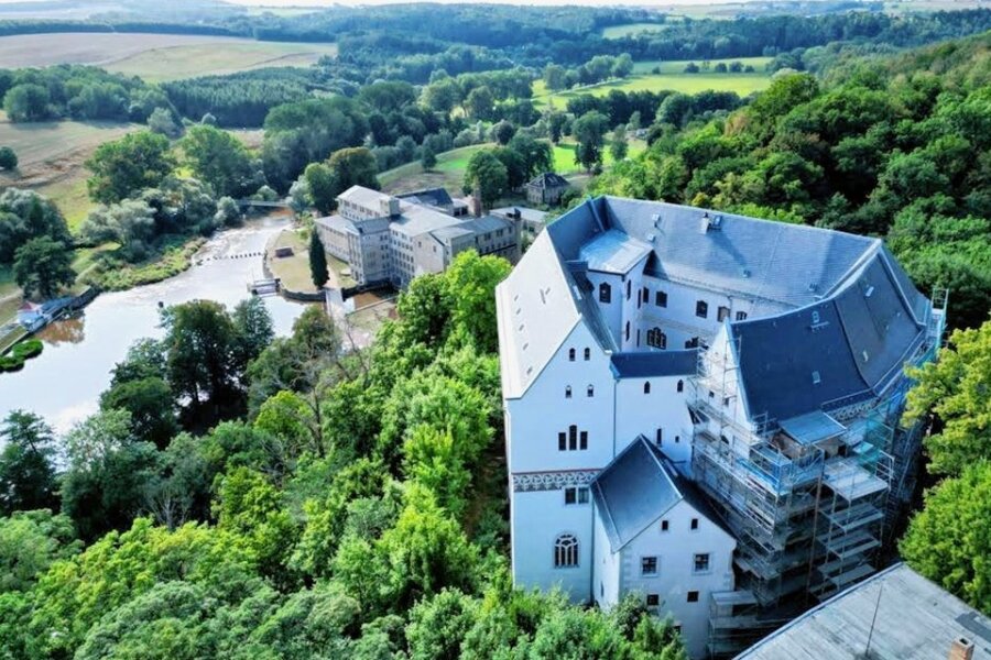 So präsentiert sich das Schloss Sachsenburg beim Überflug aus der Luft. Der Erker (vorn rechts) ist eingerüstet. Der neue Turm ist hier noch nicht montiert. 