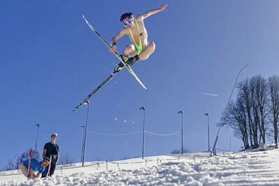 Wie ein Skilangläufer aus dem Erzgebirge im "Mankini" zum Medienstar wird - Waghalsig offen in der Frühlingssonne: Ruben Kretzschmar ist einer, der auf ungewöhnliche, aber spektakuläre Art sich und seinen Skilanglaufsport in Szene setzt.