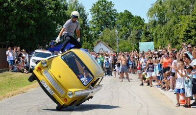 Wie ein trabiverrückter Ungar nach Zwickau gekommen ist - Mátyás Sarudi balanciert bei einer Stunt-Vorführung in Ungarn auf dem Dach des Trabants.