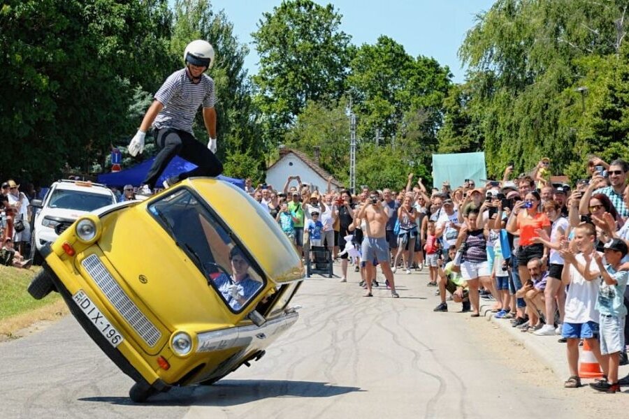 Wie ein trabiverrückter Ungar nach Zwickau gekommen ist - Mátyás Sarudi balanciert bei einer Stunt-Vorführung in Ungarn auf dem Dach des Trabants.