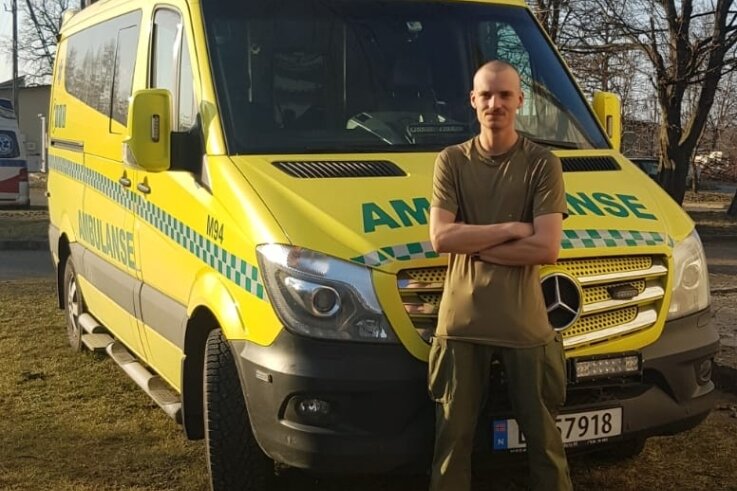 Wie ein Westsachse mit dem Krankenwagen Ukrainern hilft - Julius Schneider transportiert Hilfsgüter in die Ukraine und nimmt auf dem Rückweg Flüchtlinge mit nach Polen. 