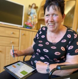 Wie eine App nach Schlaganfall helfen soll - Nach einem Schlaganfall hat sich Bärbel Horn zurück ins Leben gekämpft. Mit der Therapie-App der Plauener Studienakademie hat sie fleißig geübt. 