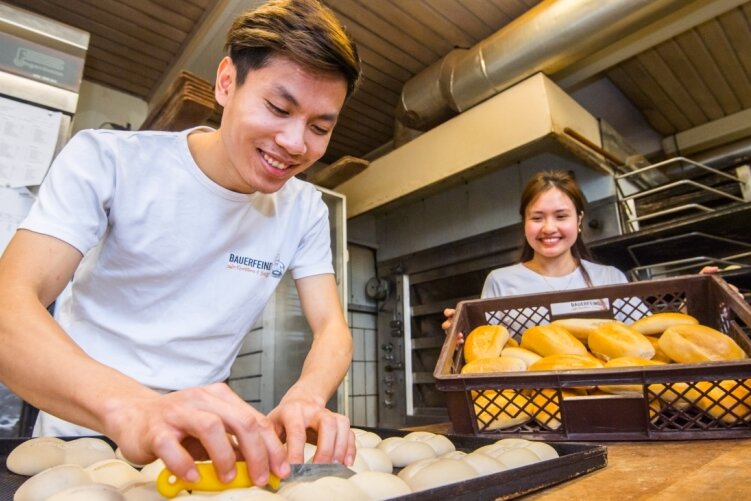 Wie eine Bäckerei ihr Azubi-Problem löst - In der Bäckerei Bauerfeind in Hohndorf werden zwei Vietnamesen - Duc Hoang Dinh (links) und Hieu Minh Pham - ausgebildet. Ihnen macht ihr Job große Freude. Ihre Ausbildung dauert noch zwei Jahre.
